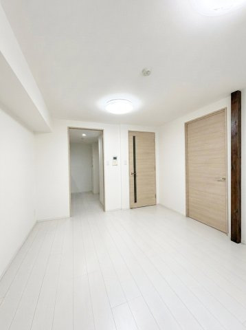 PREMIUM CUBE 中野新橋の居間・リビング|AI生成による家具家電削除加工を加えたものを含みます。