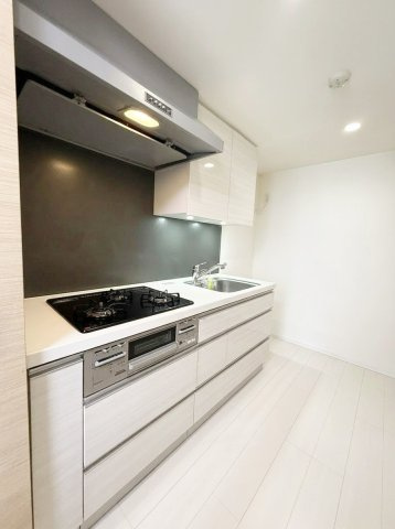 PREMIUM CUBE 中野新橋のキッチン|AI生成による家具家電削除加工を加えたものを含みます。