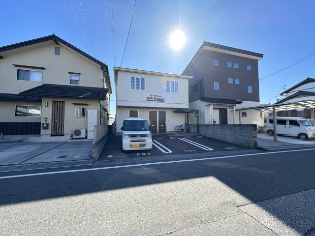 シャーメゾン ベルブランシュの駐車場