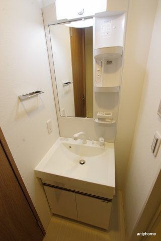 クレストコート靭公園　仲介手数料無料の洗面所