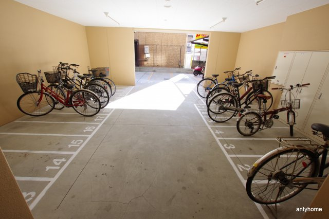 エクセレント上新１7　仲介手数料無料の駐車場