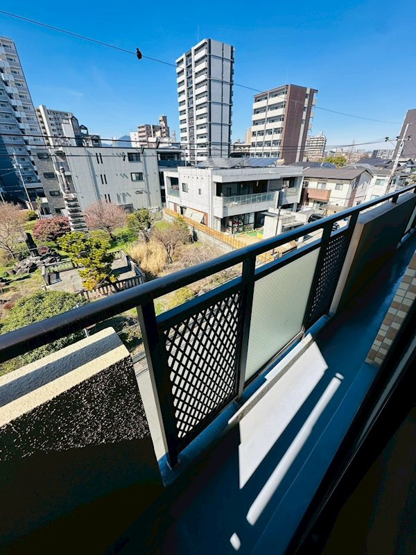 ヴェルビュ新屋敷東のバルコニー