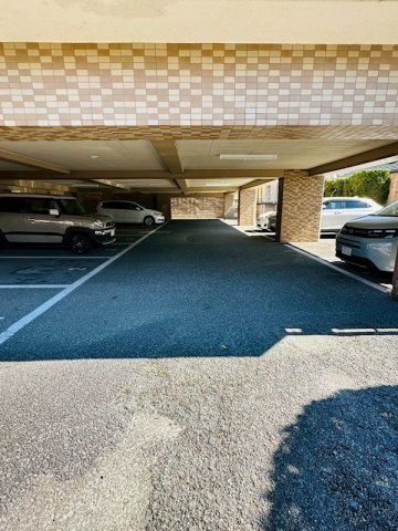 ヴェルビュ新屋敷東の駐車場