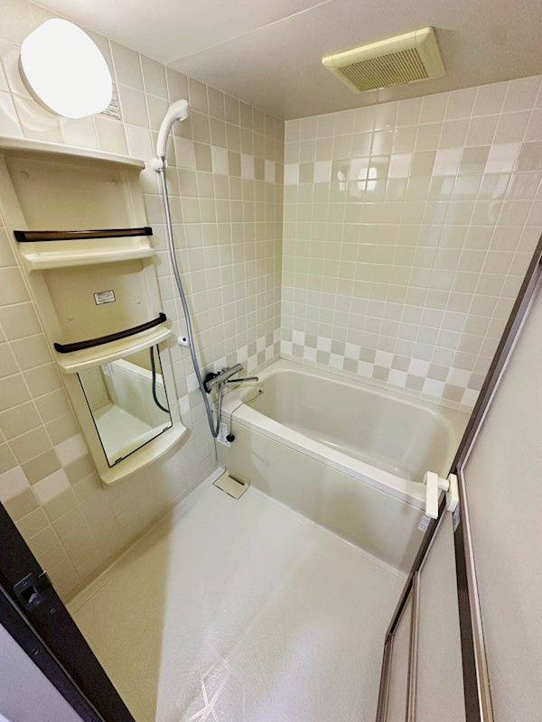 ヴェルビュ新屋敷東の浴室