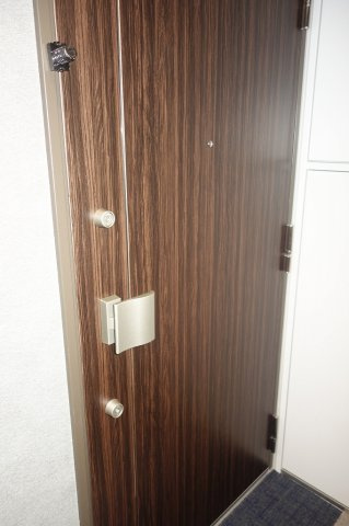 クラリティア西日暮里の玄関