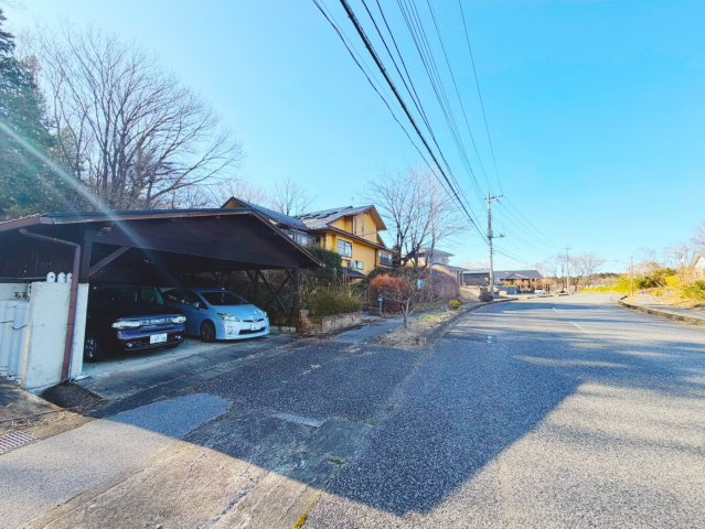 まるで官僚のお屋敷♪昇降機付き矢板市中古住宅の前面道路含む現地写真
