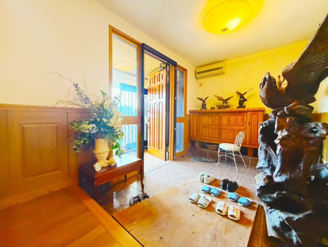 まるで官僚のお屋敷♪昇降機付き矢板市中古住宅の玄関