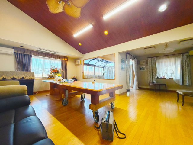 まるで官僚のお屋敷♪昇降機付き矢板市中古住宅の居間・リビング