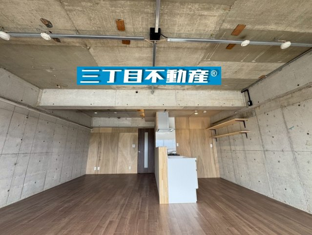 －三丁目不動産-　本庄スカイハイツB棟4階　EV付　内工事の居間・リビング|居間です