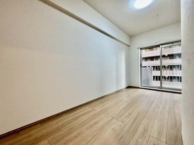 朝日プラザ越谷の洋室|落ち着いた色調の洋室です