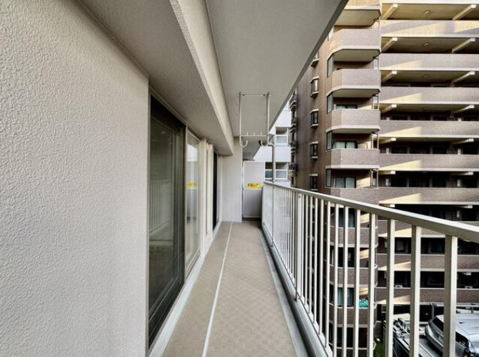 朝日プラザ越谷のバルコニー|暖かな日差しのふりそそぐバルコニー