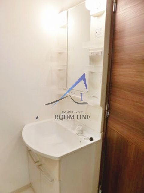 レグラス横浜西口の洗面所|独立洗面台です。