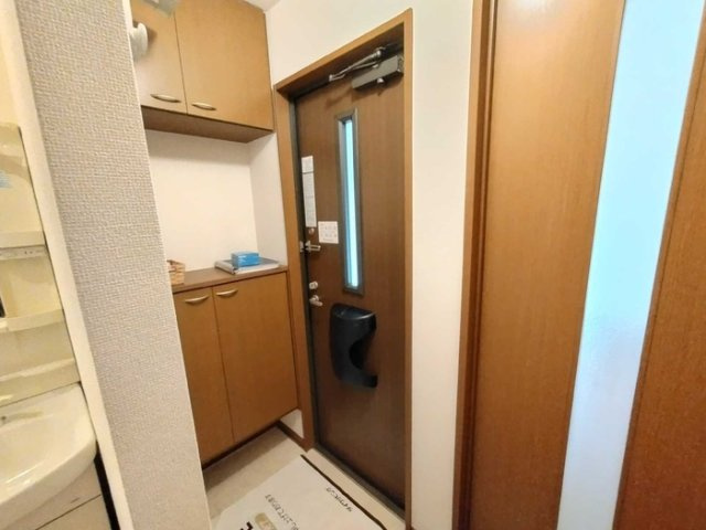 ゼフィール愛宕103の玄関