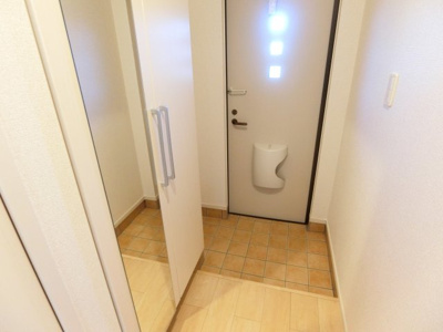 【玄関】 | ボナールハイムⅡ | 背の高い下駄箱には鏡付きで身だしなみチェック。