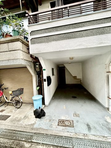 田川3丁目一戸建の駐車場|ハイルーフ車も入ります