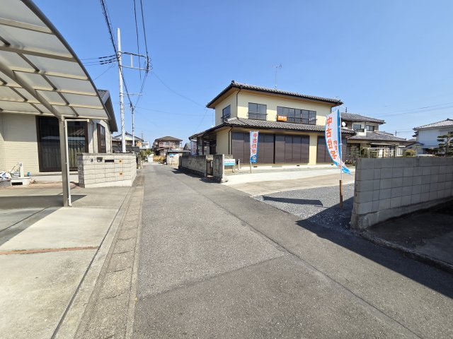 太田市由良町　中古住宅の前面道路含む現地写真