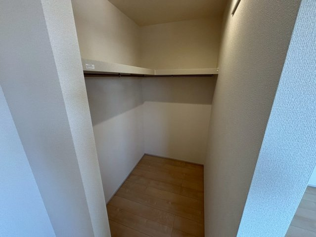 ひたちなか市田宮原1期の収納|衣類や季節ものバッグ、帽子などの小物もまとめて収納できる広々としたウォークインクローゼット♪
窓付きで明るく、換気も出来ます！