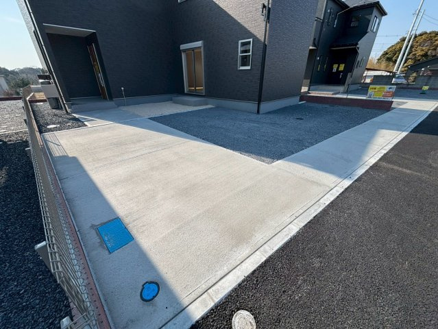 ひたちなか市田宮原1期の駐車場|駐車4台可能で、出し入れしやすいゆとりのカースペース。
月々の駐車場代が不要な点も大きな魅力です。