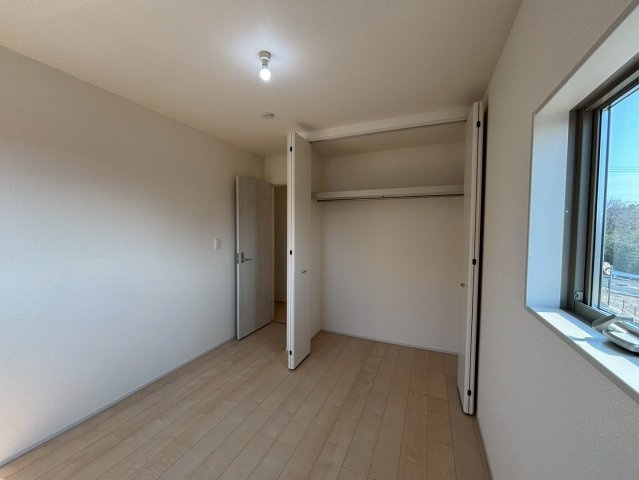 ひたちなか市田宮原1期の収納|パイプ棚付きで奥行きもある大容量のクローゼットです♪
