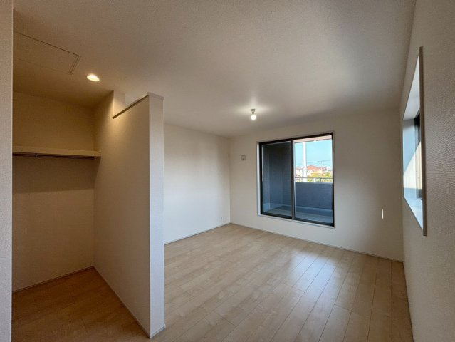 ひたちなか市田宮原1期のその他|バルコニーに面した２面採光で明るく開放的な洋室です♪