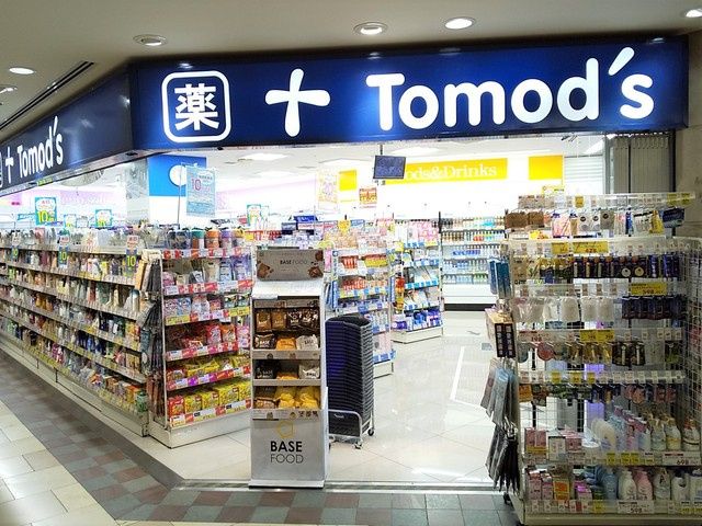 トモズ 東京オペラシティ店まで500ｍ