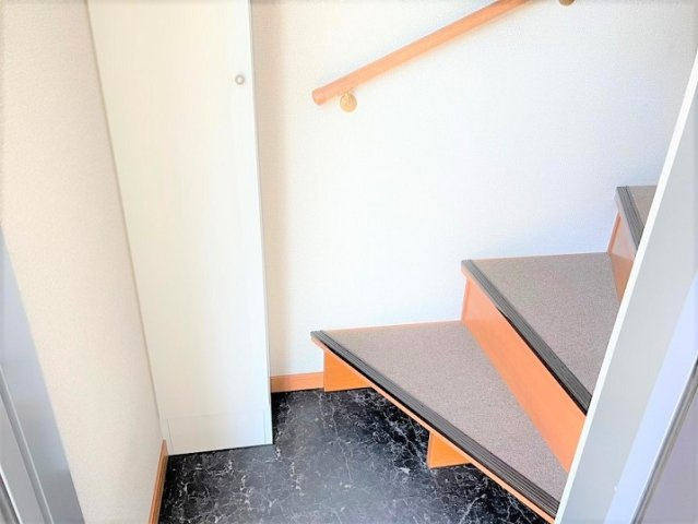 レオパレス学校町の玄関