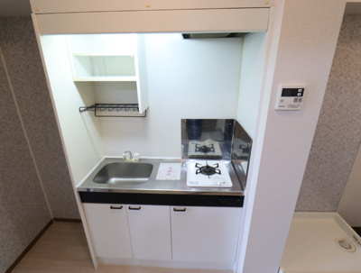 食器収納に便利な吊戸棚付き