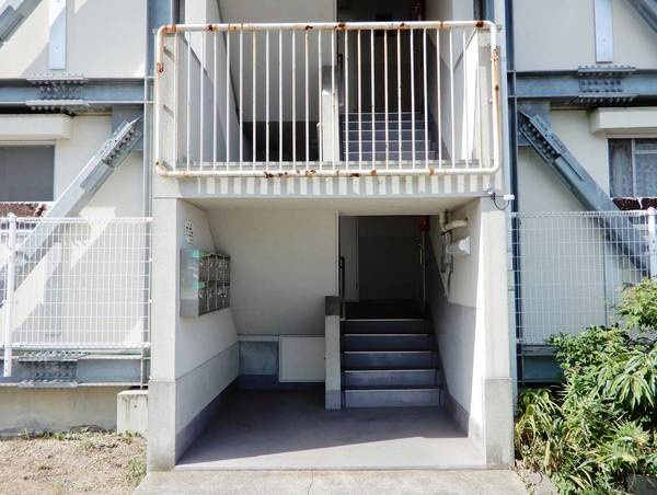 ビレッジハウス国分1号棟のエントランス