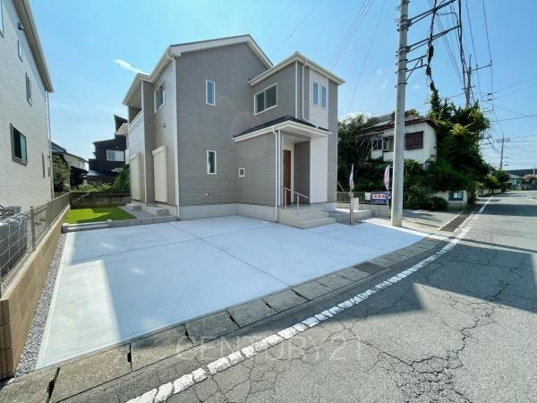 前橋市青柳町A号棟の前面道路含む現地写真|並列駐車可能な駐車場スペースです