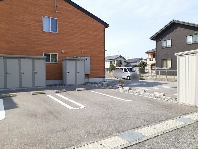 コーポ・フォレスタの駐車場|駐車場があるので、車を買う予定の方も安心です