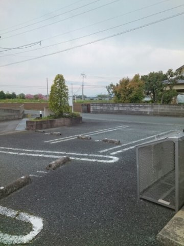 サンシャイン吉富の駐車場