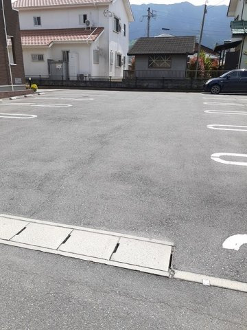 アルコバレーノ　ルーチェの駐車場
