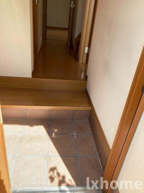 摂津戸建⑧の玄関|明るい玄関です