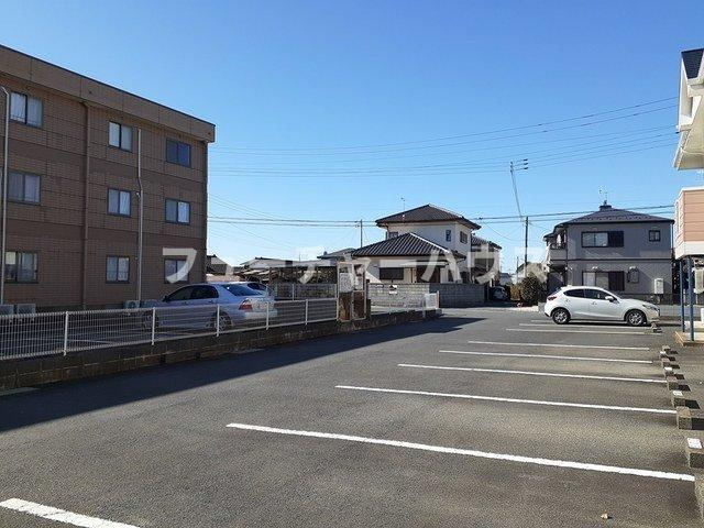 プラドール岡崎の駐車場