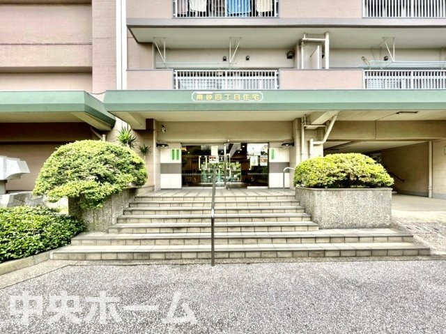 南砂四丁目住宅のエントランス|【エントランス】マンションのエントランスは、その物件の印象を決める、顔とも言える場所です。毎日通る場所ですからきれいなのが一番です。エントランス内はオートロックですので暮らしの安全も確保されています。