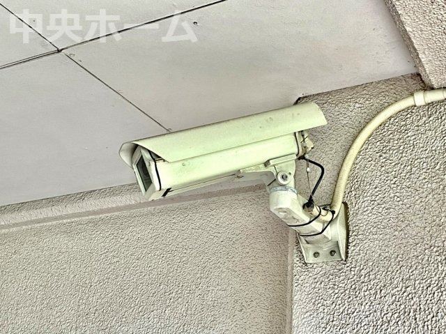 南砂四丁目住宅の防犯設備|【防犯カメラ】何かあった時の大事な証拠になることももちろんなりますが、防犯というくらいですので大事なのは防犯カメラがあることによって抑止力につながることですよね。