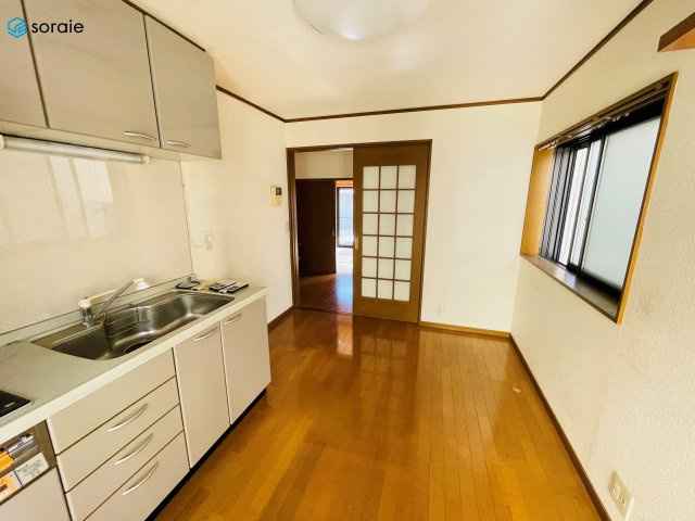 川越市岸町1丁目　中古戸建の居間・リビング|4/6撮影
