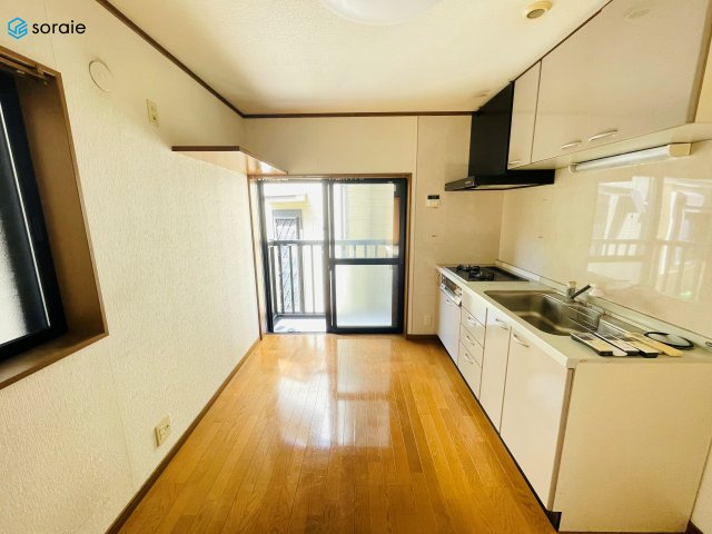 川越市岸町1丁目　中古戸建の居間・リビング|4/6撮影
