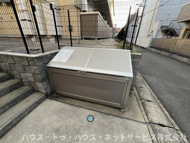 アドラブールの駐車場