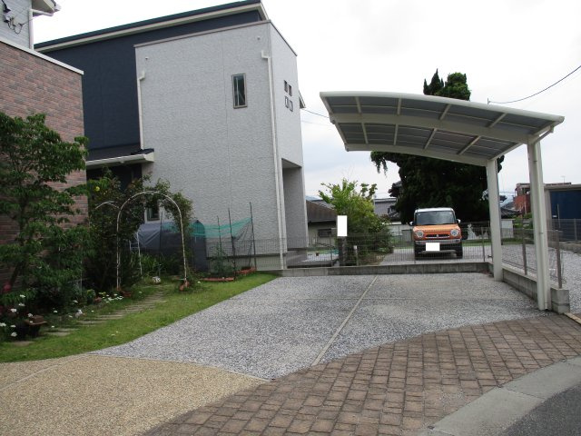湯川三丁目2番32号（B-18）の駐車場