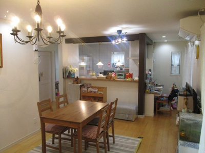 【居間・リビング】 | 湯川三丁目2番32号（B-18）