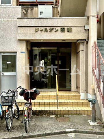 ジャルダン田端のエントランス|【エントランス】マンションのエントランスは、その物件の印象を決める、顔とも言える場所です。毎日通る場所ですからきれいなのが一番です。エントランス内はオートロックですので暮らしの安全も確保されています。