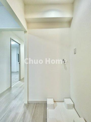 ジャルダン田端の脱衣所|【洗面所】明るい洗面所は朝をすっきりさせてくれる空間です。バタバタしている忙しい朝でも収納が多い洗面台では短い時間で効率良く支度ができます。