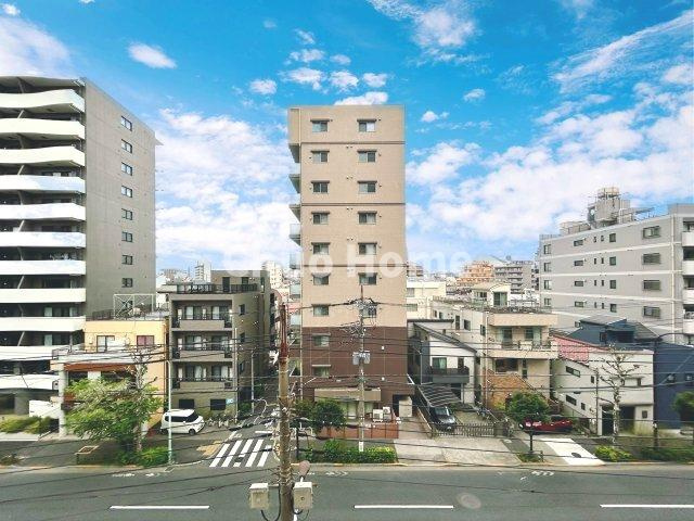 ジャルダン田端の展望|手を伸ばせば、ふれることが出来そうな環境が、そのままインテリアになったような印象です。その豊かな眺望にふさわしい空間には、通風・採光にも優れ、心地よい光と風があふれています