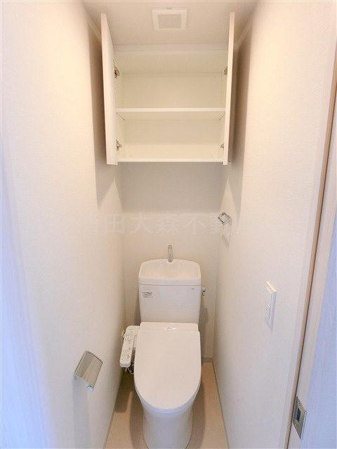 コンフォリア・リヴ西蒲田のトイレ|吊戸棚と温水洗浄便座付きのトイレ