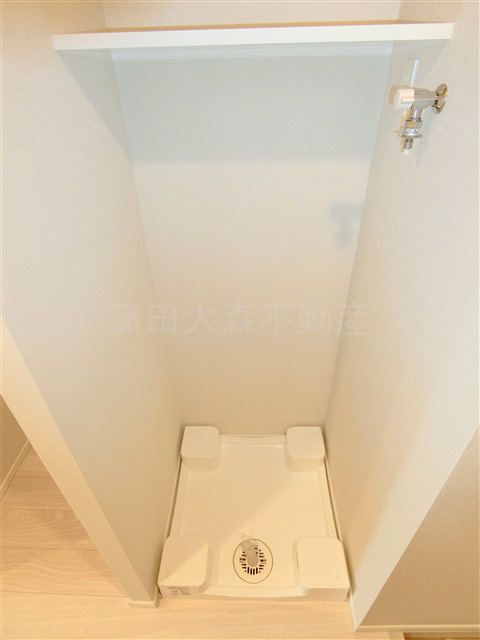 コンフォリア・リヴ西蒲田の設備|棚付きの洗濯機置き場