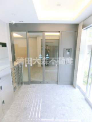 コンフォリア・リヴ西蒲田のエントランス|防犯カメラTVモニター付オートロック宅配BOXメールBOX管理人室　エントランス