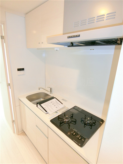 コンフォリア・リヴ西蒲田のキッチン|2口ガスシステムキッチン　まな板が置ける調理スペースしっかりあります。