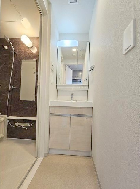 コンフォリア・リヴ西蒲田の洗面所|2面鏡の独立洗面台　洗面脱衣所