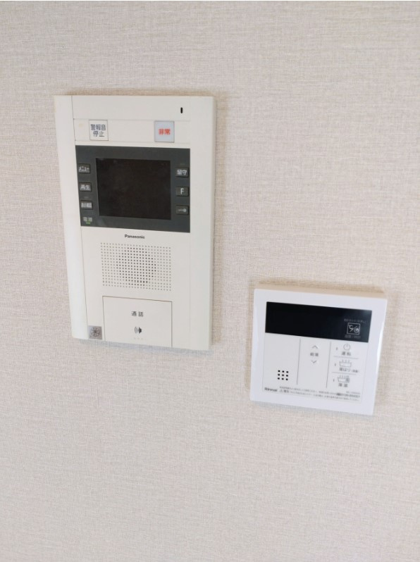 ダイナコート吉塚の防犯設備|テレビモニター付きインターホンなので安心ですね♪